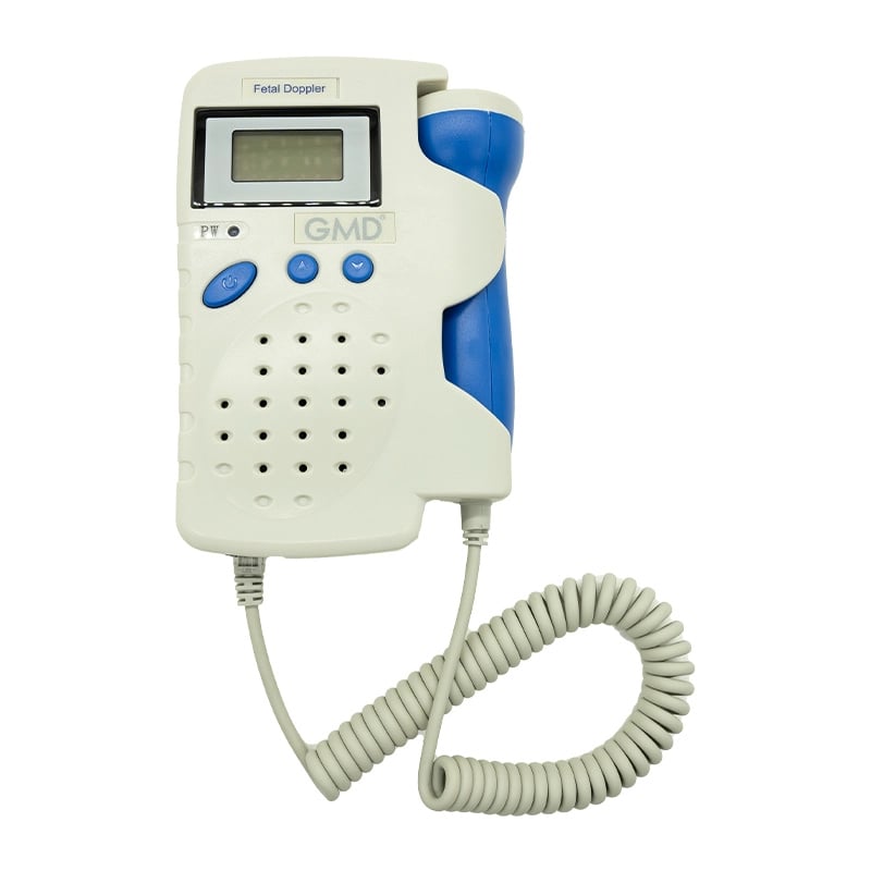Doppler Fetal GMD, de color blanco con detalles en azul. Cuenta con pantalla LCD apagada en la parte superior, botones de control en color azul debajo de la pantalla y rejilla de altavoz debajo de los botones. En el lateral derecho se observa el transduct. Haga clic para ampliar la imagen