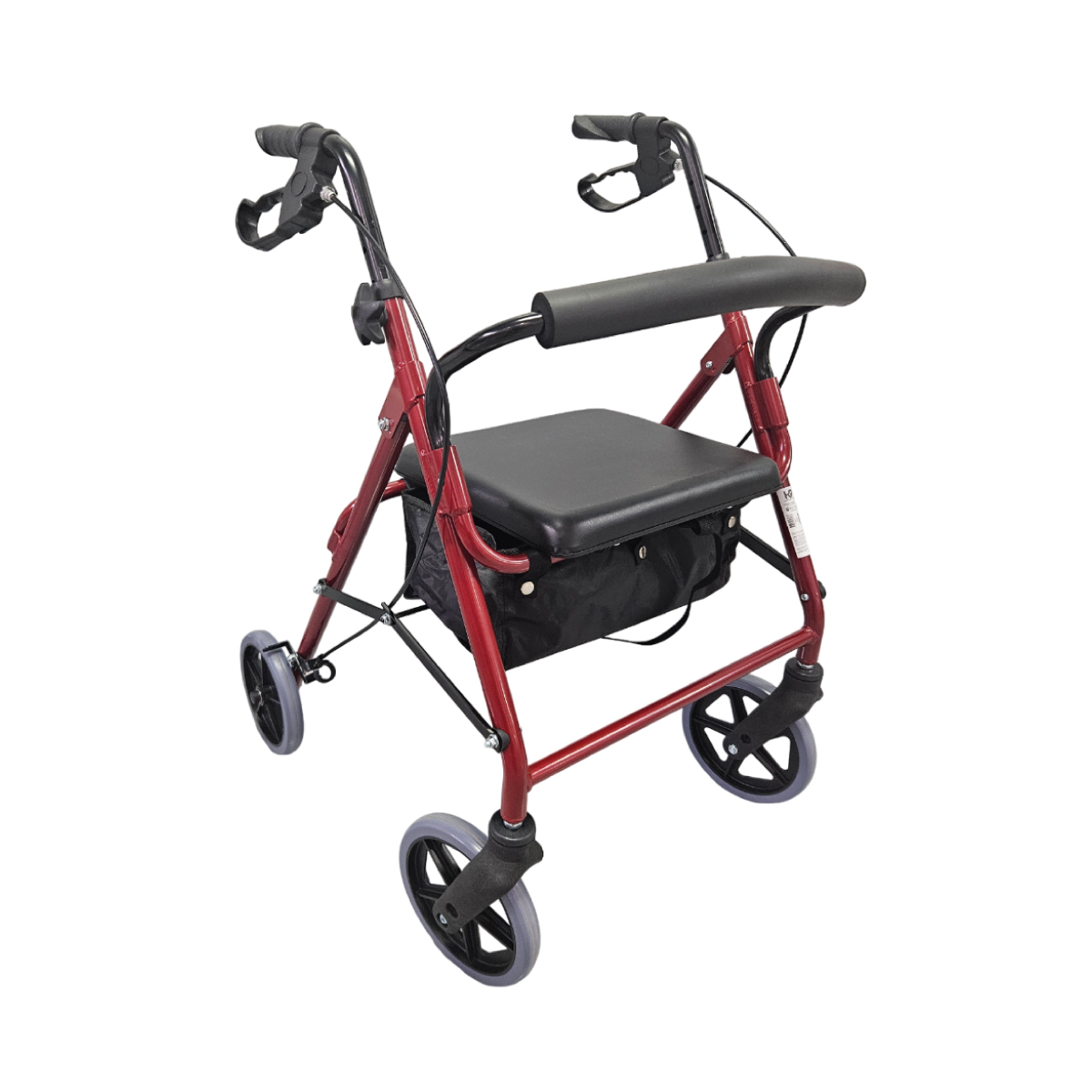 Caminador con ruedas y asiento ajustable, estructura metálica roja, asiento acolchado negro, respaldo tubular con acolchado negro en el centro y mangos ergonómicos superiores y sistema de freno con cable negro, perilla lateral en forma de estrella. Barras