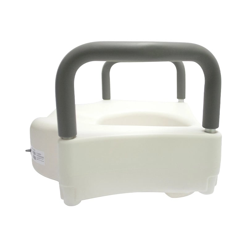 Eleva sanitario con seguro y brazos kp, vista lateral derecha, color blanco, de forma ovalada con bordes redondeados y abertura ovalada central. Apoyabrazos color gris, perilla gris en la parte frontal inferior y al lado derecho etiqueta blanca con inform. Haga clic para ampliar la imagen