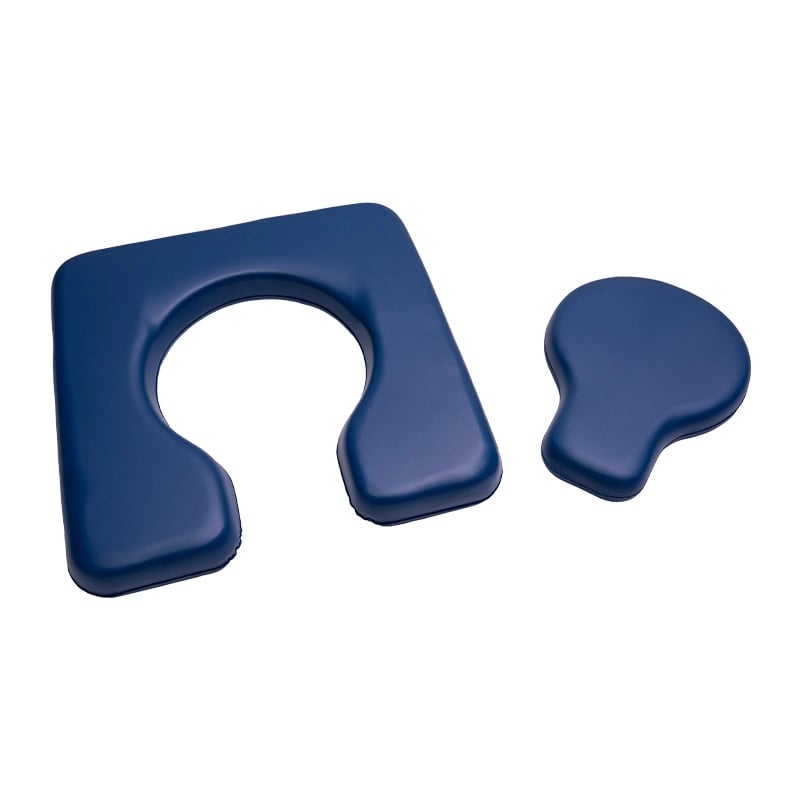 Asiento para cómodo sanitario kp2-6542sr-ap1-r,  vista anterior, color azul oscuro, de forma cuadrada y superficie acolchada, con reborde y abertura central en forma de “U” y pieza removible acolchada del mismo color y forma redondeada al lado derecho.. Haga clic para ampliar la imagen