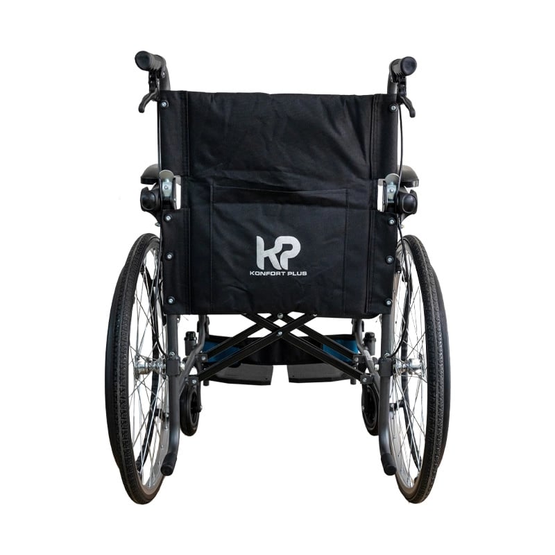 Silla de ruedas estandar con apoyabrazos abatibles s24, negros. Vista posterior, con respaldo en tela negra y bolsillo central en la parte trasera con logo impreso en banco, estructura metálica negra, con mangos de empuje negros en los extremos superiores. Haga clic para ampliar la imagen