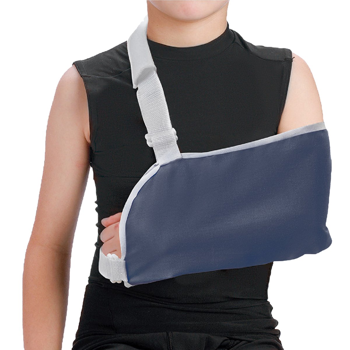 Cabestrillo pediátrico color azul, con reborde blanco, puesto en el brazo izquierdo de un niño. Con correa de soporte gruesa, ajustador en el extremo derecho y almohadilla protectora blanca en la parte superior derecha.. Haga clic para ampliar la imagen