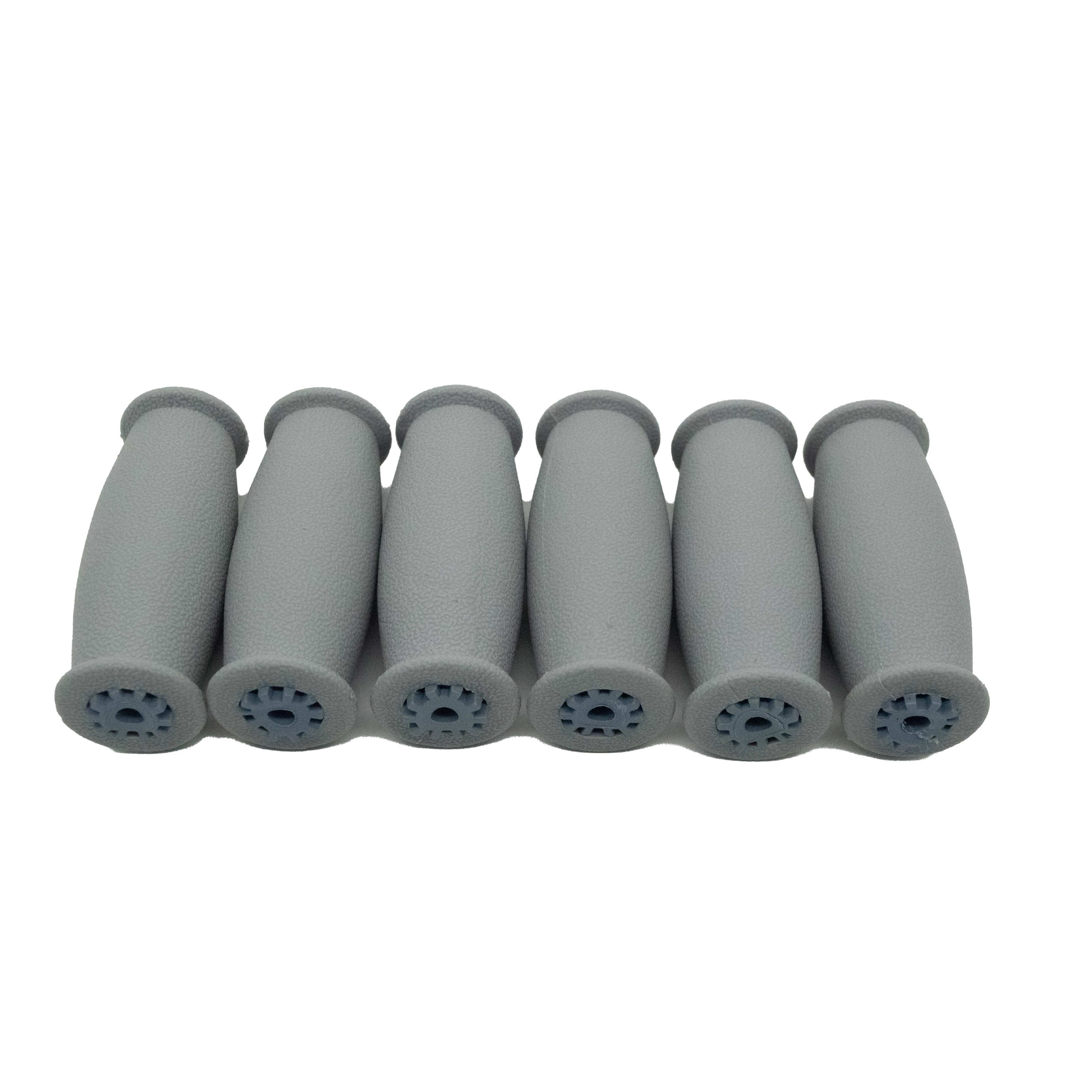 Manilares para muletas, set de seis unidades ubicadas verticalmente, de forma ovalada en goma de color gris, sobre fondo de espuma gris. Cada uno con orificios en el centro rodeado de líneas en relieve.