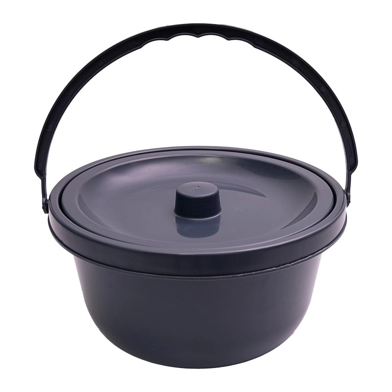 Balde Para Comodo Sanitario, de forma circular y color negro, tapa circular con círculo central en relieve y asa de transporte.