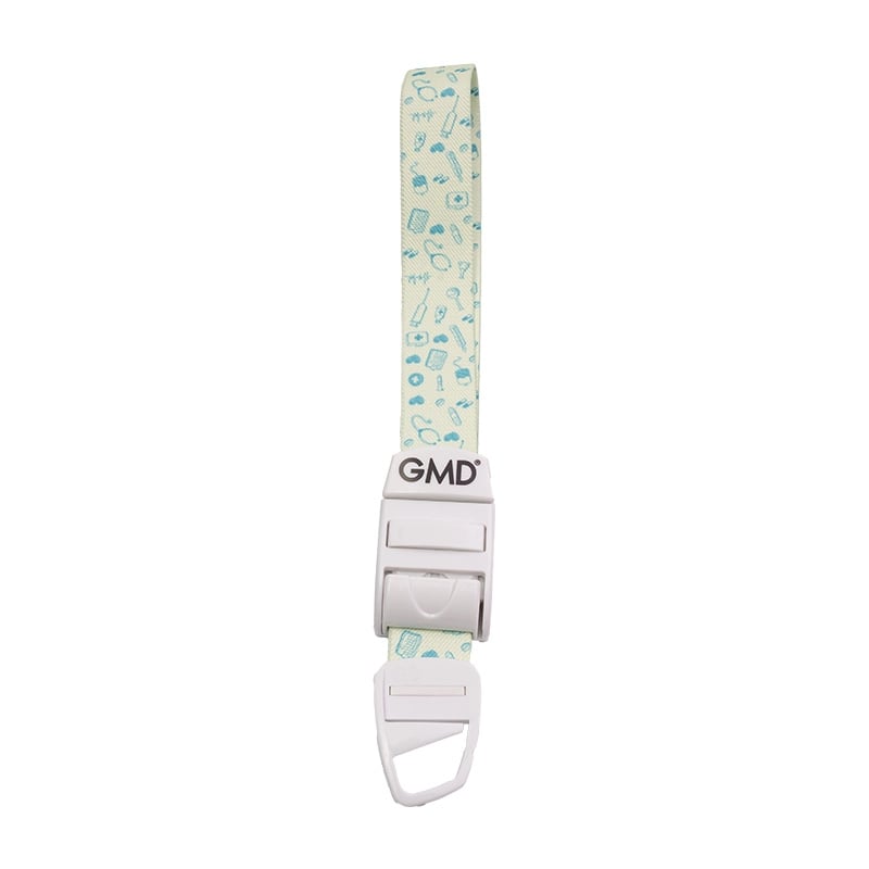 Torniquete GMD motivo medico Verde, fabricado en material elástico tipo látex y poliéster; cuenta con un sistema de broche de seguridad y liberación rápida de color blanco, elaborado en material plástico.. Haga clic para ampliar la imagen