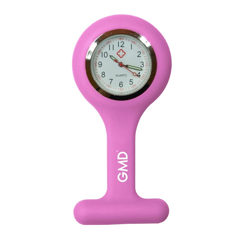 Reloj gmd color rosado neón, con carcasa de silicona en forma de “T” y la marca “GMD”. Fondo blanco con números en la parte superior dispuestos en dos filas: primero números rojos y debajo números negros de mayor tamaño. En el centro tiene una pequeña cru. Haga clic para ampliar la imagen