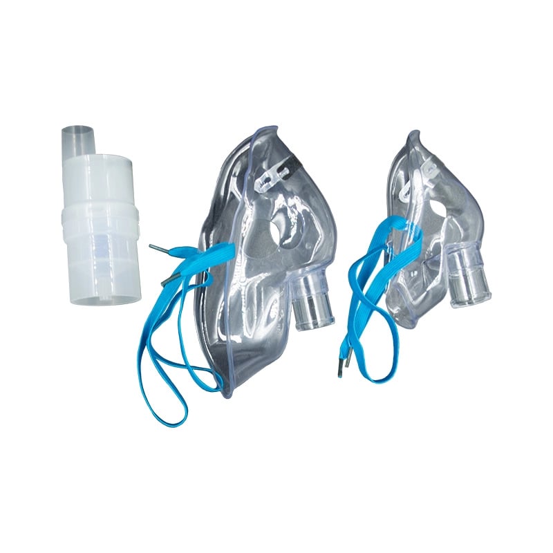 Micronebulizador para nube 7000 + mascara adulto + mascara niño. A la izquierda micronebuizador color blanco con transparente al lado derecho dos mascarillas transparentes con sujetador elastico azul.