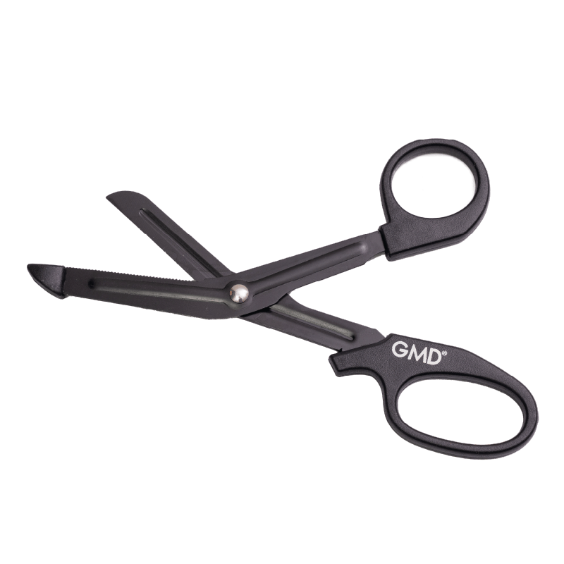 Tijeras premium color negro de 5 1/2, con mangos ergonómicos negros y hojas de acero inoxidable; presentan filo combinado (una hoja lisa y otra dentada), punta roma y zona dentada con apoyo lateral, el filo dentado cuenta con un protector de color negro e. Haga clic para ampliar la imagen
