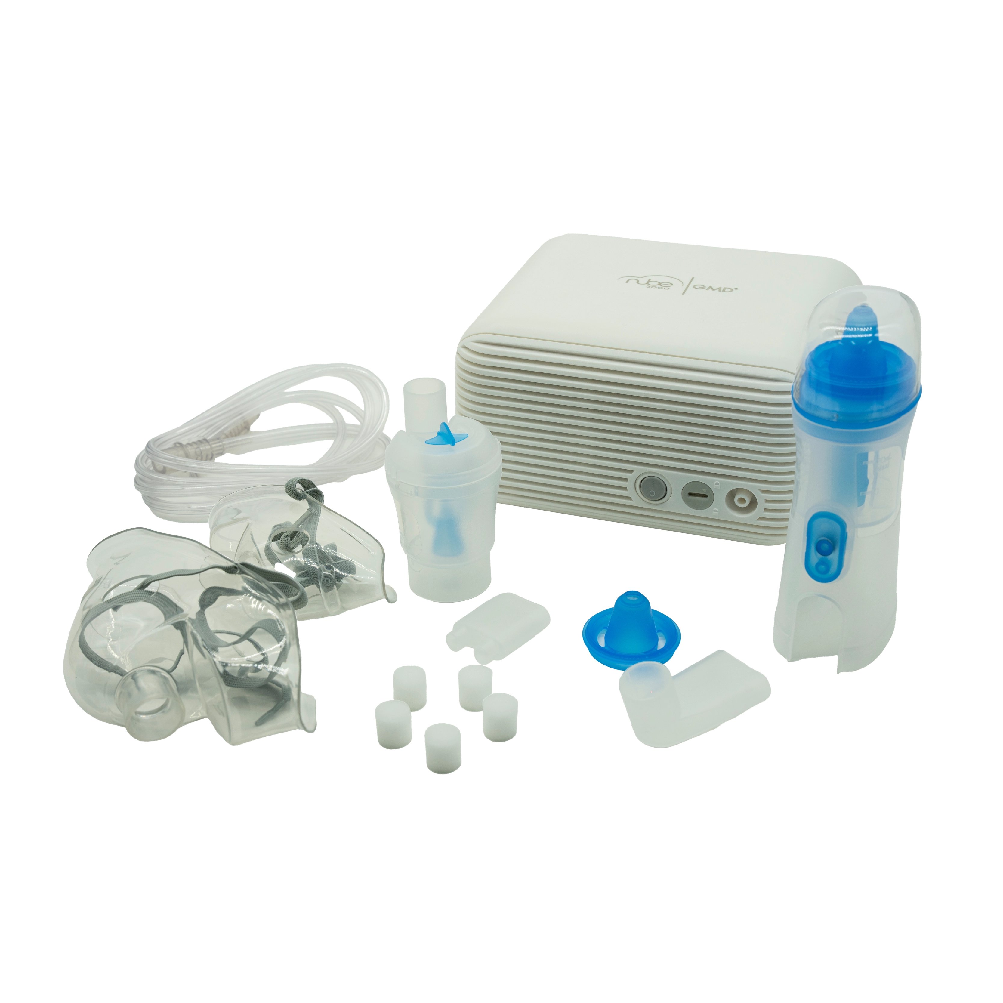 Compresor Nebulizador Nube 3000+, color blanco con diseño rectangular y bordes redondeados, con rejillas horizontales en la parte frontal. En la parte inferior derecha del frente botón de encendido/apagado gris, puerto USB-C y conector circular para mangu. Haga clic para ampliar la imagen