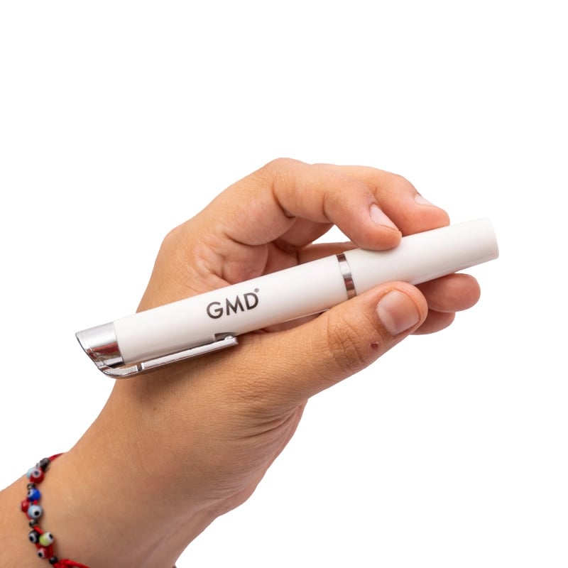 Linterna luz led de contacto diseño plus, sostenida en la mano de una persona, sujetada con los dedos alrededor del cuerpo de la linterna color blanco, de forma cilíndrica con acabado liso, clip metálico plateado en el lateral inferior y borde metálico pl. Haga clic para ampliar la imagen