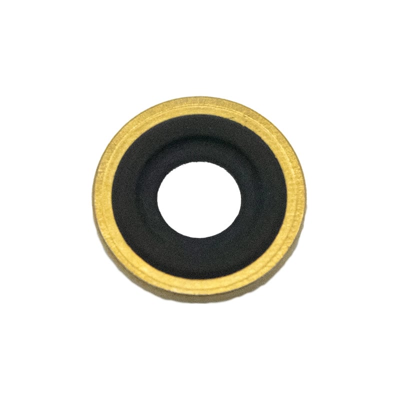 Empaque para regulador de valvulas gmr. De forma circular, con aro exterior metálico dorado y en su interior superficie de color negro con orificio central.