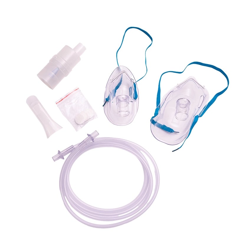 Clenny kit para nube 7000. En la parte superior izquierda boquilla o adaptador transparente, tubo interno transparente y bolsa transparente con medicamentos circulares blancos. Al lado derecho dos mascarillas transparentes con sujetador azul y en el medio