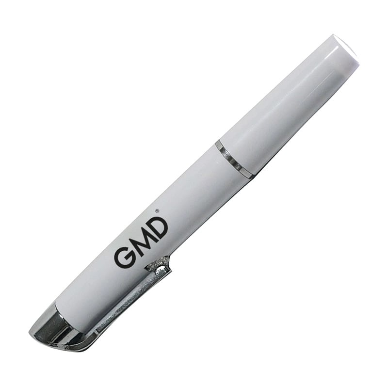 Linterna luz led de contacto diseño plus, color blanco, de forma cilíndrica con acabado liso, clip metálico plateado en el lateral inferior y borde metálico plateado en el extremo inferior. En el medio logo “GMD” impreso en color negro. En el extremo supe