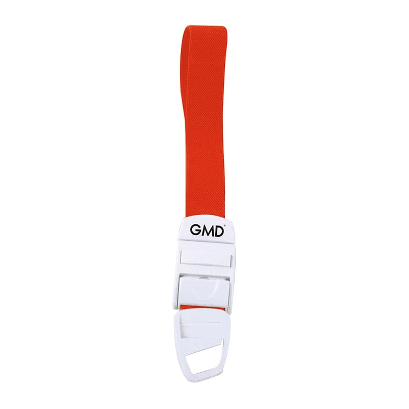 Torniquete gmd color rojo, fabricado en material elástico tipo látex y poliéster; cuenta con un sistema de broche de seguridad y liberación rápida de color blanco, elaborado en material plástico.. Haga clic para ampliar la imagen