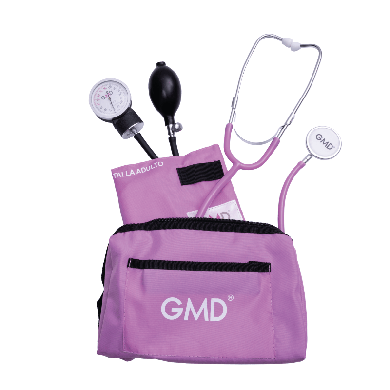 Kit de tensiómetro y fonendoscopio doble campana, con estuche de tela color púrpura claro y logo GMD en color blanco, abierto, de este sobresale el brazalete talla adulto, con un velcro pequeño en la parte superior y, debajo de este, una etiqueta blanca c. Haga clic para ampliar la imagen