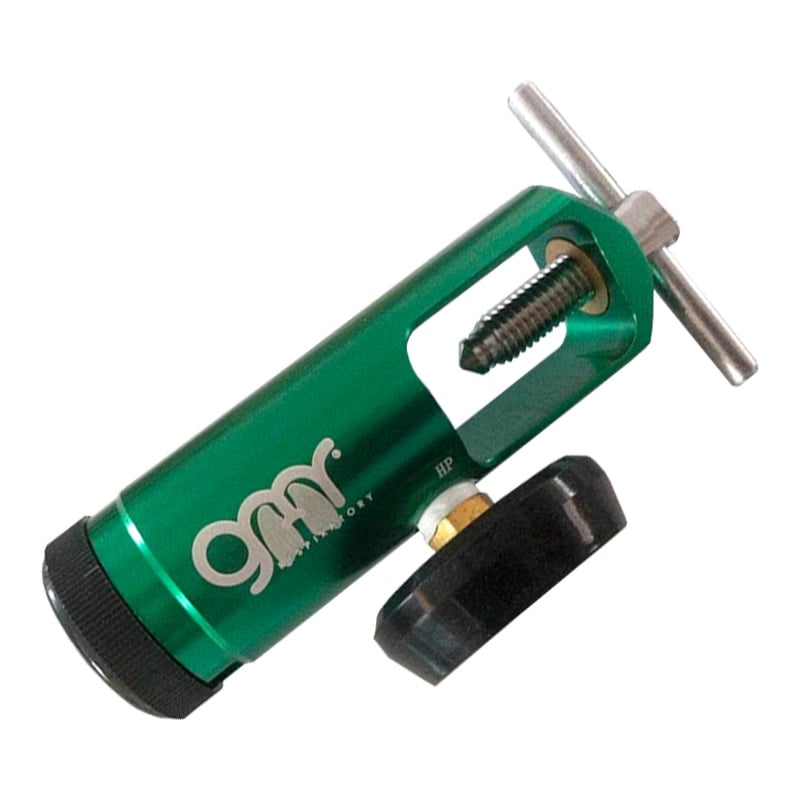 Regulador para válvulas gmr870, cuerpo cilíndrico en aluminio de color verde con logo GMD en blanco. Con tornillo central y llave en T metálica en la parte superior para ajuste manual. En la parte inferior cuenta con protector de goma de color negro. En e. Haga clic para ampliar la imagen