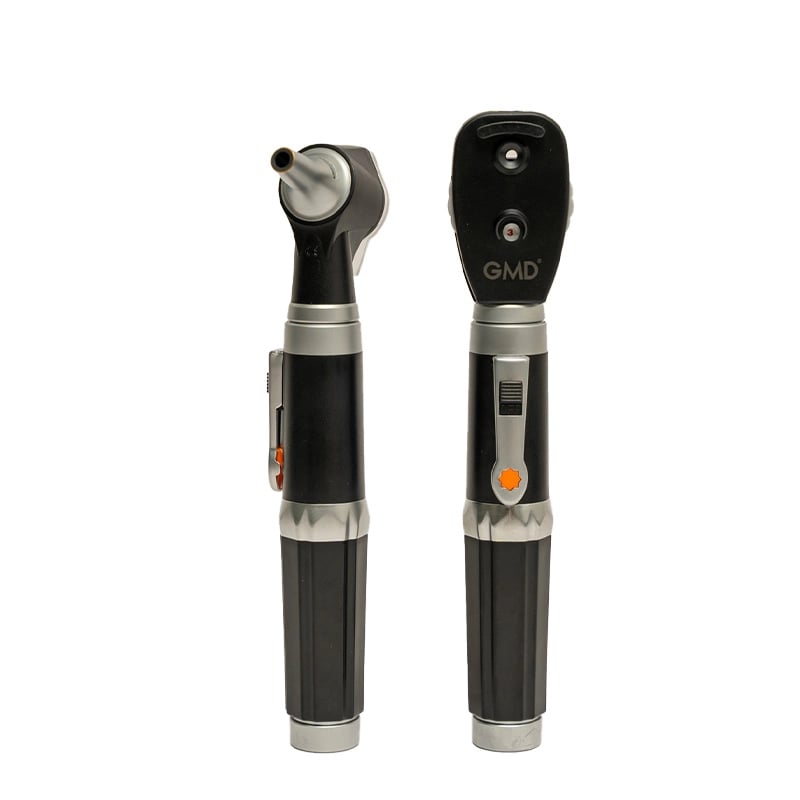 Kit de órganos y sentidos con fibra óptica gmd 2 bases 2 cabezales, color negro, cabezal diagnóstico, mango ergonómico con detalles plateados y botón selector de luz. En la vista posterior, en el lado izquierdo del mango, un clip metálico lateral.. Haga clic para ampliar la imagen