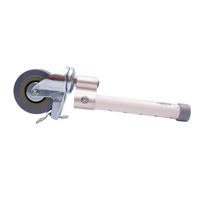 Pata con rueda y freno para comodo sanitario KB225CR-AP1, estructura metálica plateada con tubo cilíndrico alargado y tapón gris en el extremo superior; debajo, etiqueta blanca con código de barras. En el extremo inferior, rueda giratoria gris con centro 