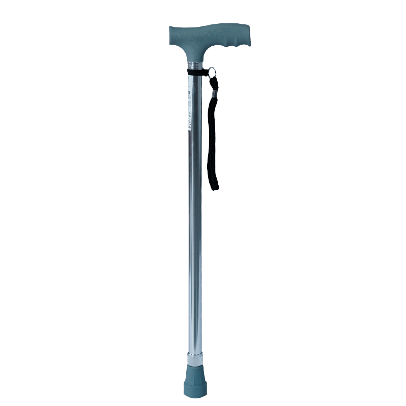 Baston con empuñadura en t ergonomico color cromo, estructura metálica plateada. En la parte superior empuñadura, debajo correa de mano negra y al lado etiqueta blanca con información en color negro. En la parte inferior base con goma antideslizante color. Haga clic para ampliar la imagen