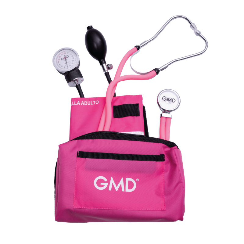 Kit de tensiómetro y fonendoscopio rappaport, con estuche de tela color rosado neon y logo GMD en color blanco, abierto, de este sobresale el brazalete talla adulto, con un velcro pequeño en la parte superior y, debajo de este, una etiqueta blanca, el man. Haga clic para ampliar la imagen
