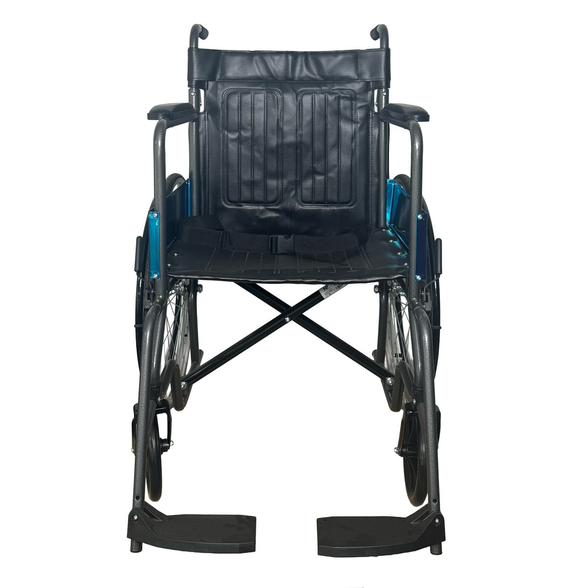 Silla de ruedas estandar llanta maciza desarmable rin radio negro grafito, vista frontal, estructura metálica negra, respaldo y asiento en tela negra con correa de sujeción negra, apoyabrazos acolchados negros, debajo estructura metalica azul de soporte. . Haga clic para ampliar la imagen