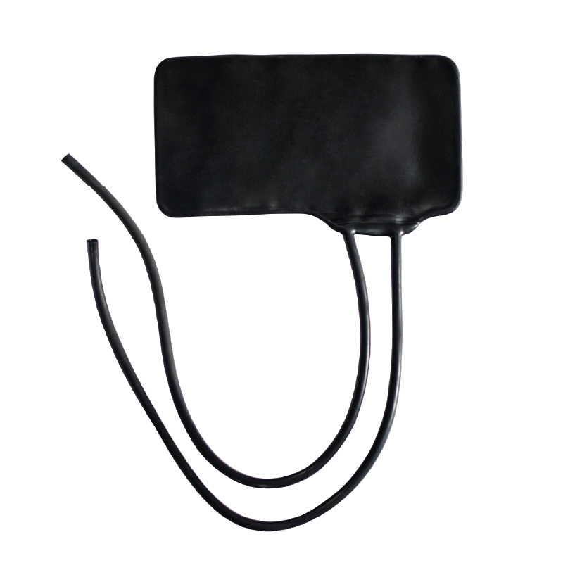 Camara de inflacion 2 vias en latex paratensiometro talla m, de forma rectangular, color negro, con dos mangueras negras que salen de uno de sus extremos para conectarse al manómetro y a la perilla de inflado.. Haga clic para ampliar la imagen