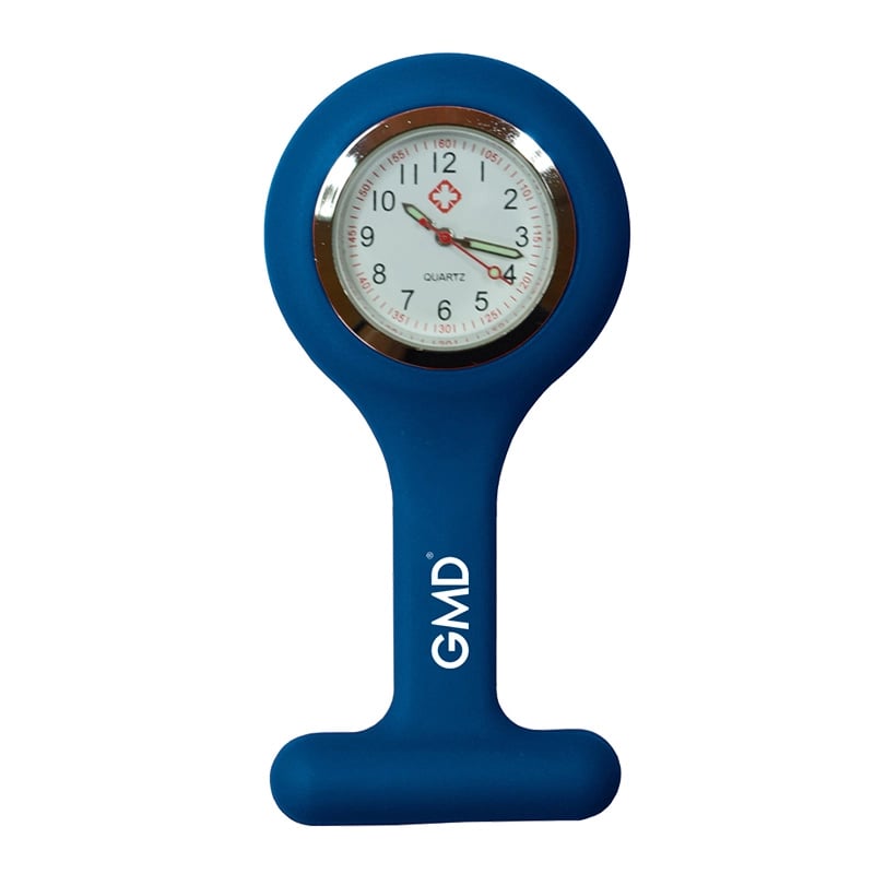 Reloj gmd color azul profundo, con carcasa de silicona en forma de “T” y la marca “GMD”. Fondo blanco con números en la parte superior dispuestos en dos filas: primero números rojos y debajo números negros de mayor tamaño. En el centro tiene una pequeña c. Haga clic para ampliar la imagen