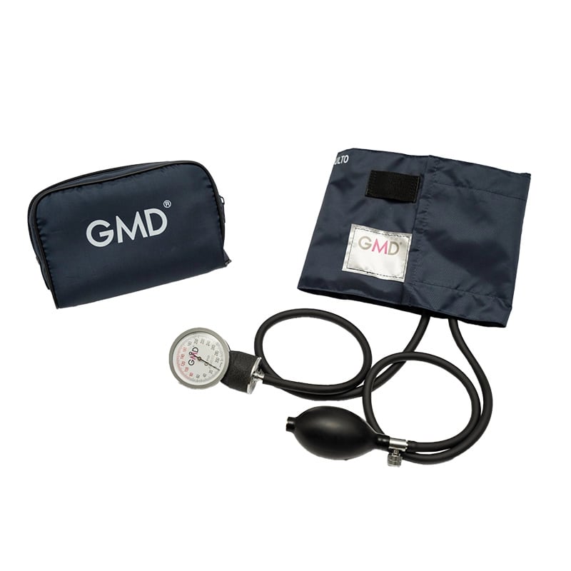 Tensiómetro classic i gmd color azul profundo, kit con estuche con cierre de cremallera y logo GMD estampado en blanco, manguito de talla adulto en tela con cierre de velcro y etiqueta GMD en blanco y rosado, manómetro circular con reborde plateado, base 
