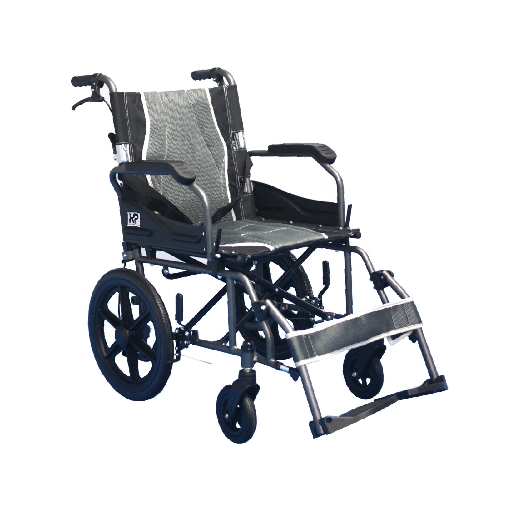Silla de ruedas de transporte material en aluminio color grafito, estructura metálica con respaldo y asiento acolchados con correa de sujeción negra, reposabrazos negros, debajo logo negro sobre fondo blanco, mango de empuje en los extremos superiores. En. Haga clic para ampliar la imagen