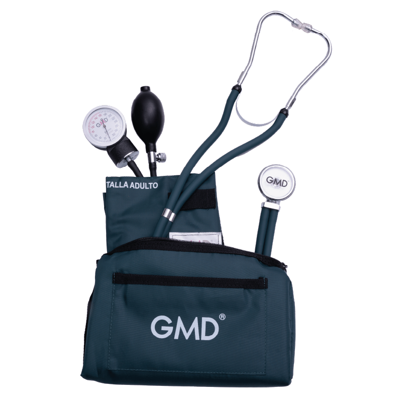 Kit de tensiómetro y fonendoscopio rappaport, con estuche de tela color verde oscuro y logo GMD en color blanco, abierto, de este sobresale el brazalete talla adulto, con un velcro pequeño en la parte superior y, debajo de este, una etiqueta blanca, el ma. Haga clic para ampliar la imagen