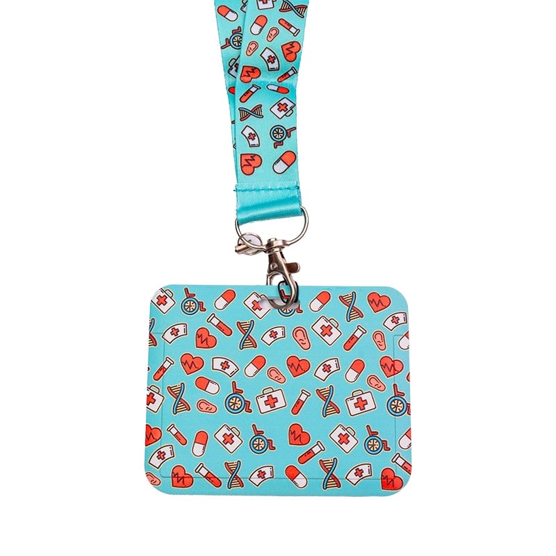 Porta carnet con lanyard modelo corazones y pildoras azul, vista posterior, de forma rectangular, con fondo azul e ilustraciones de corazones y pildoras; en la parte superior tiene gancho metálico y correa azul con el mismo diseño.. Haga clic para ampliar la imagen