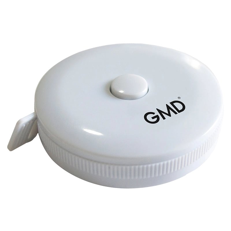 Cinta métrica gmd en forma clásica, de color blanco, con botón central. Cuenta con carcasa fabricada en material ABS y cinta métrica en PVC.. Haga clic para ampliar la imagen