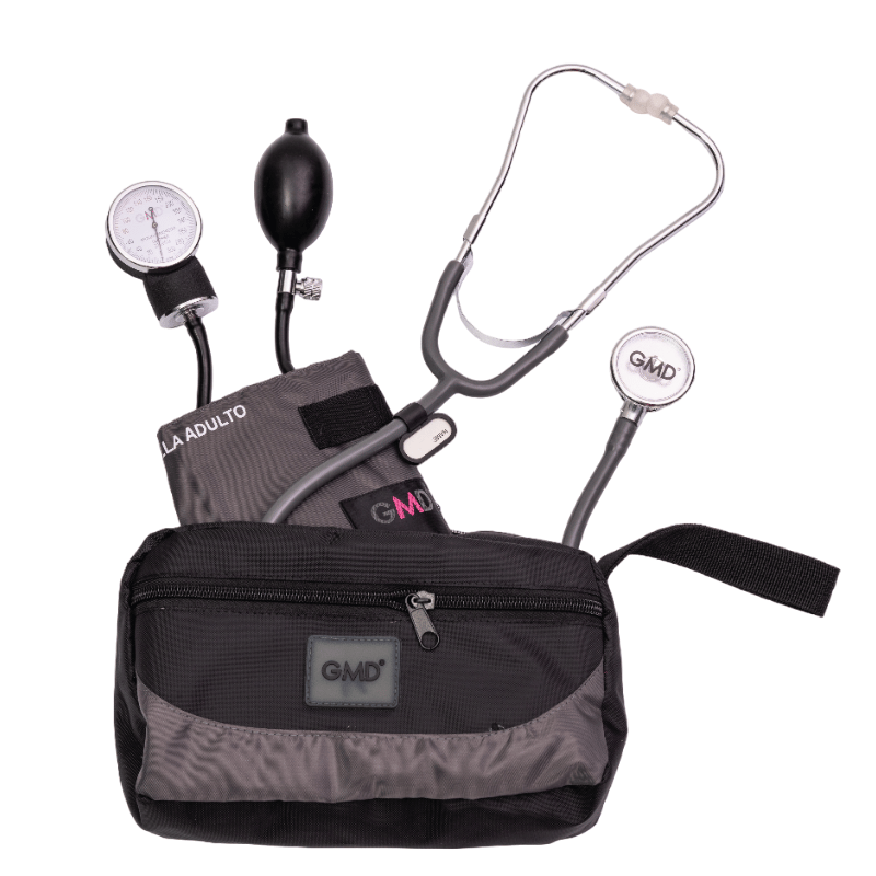 Kit Fusion Colors con estuche gmd de tela color negro con franja gris, cierre de doble cremallera y tira de sujeción en el lateral derecho con logo GMD impreso en negro sobre una etiqueta gris cocida. Abierto, de este sobresale el brazalete gris talla adu. Haga clic para ampliar la imagen