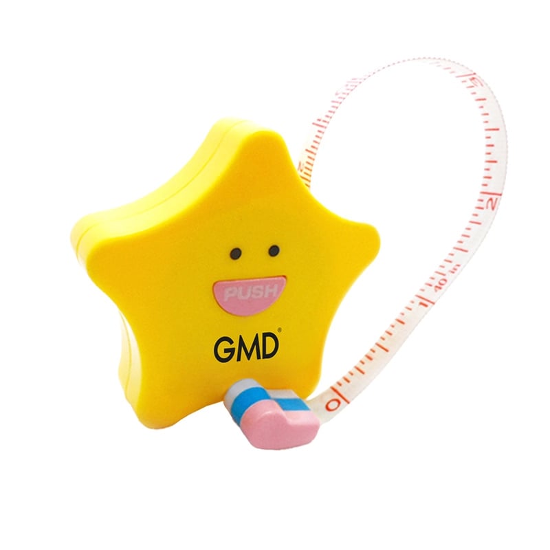 Cinta métrica gmd en forma de estrella, con carcasa de color amarillo fabricada en material 100% ABS. Presenta botón central de color rosado con la palabra “push”. La cinta es de fondo blanco con dígitos en color rojo. El extremo de salida de la cinta es . Haga clic para ampliar la imagen