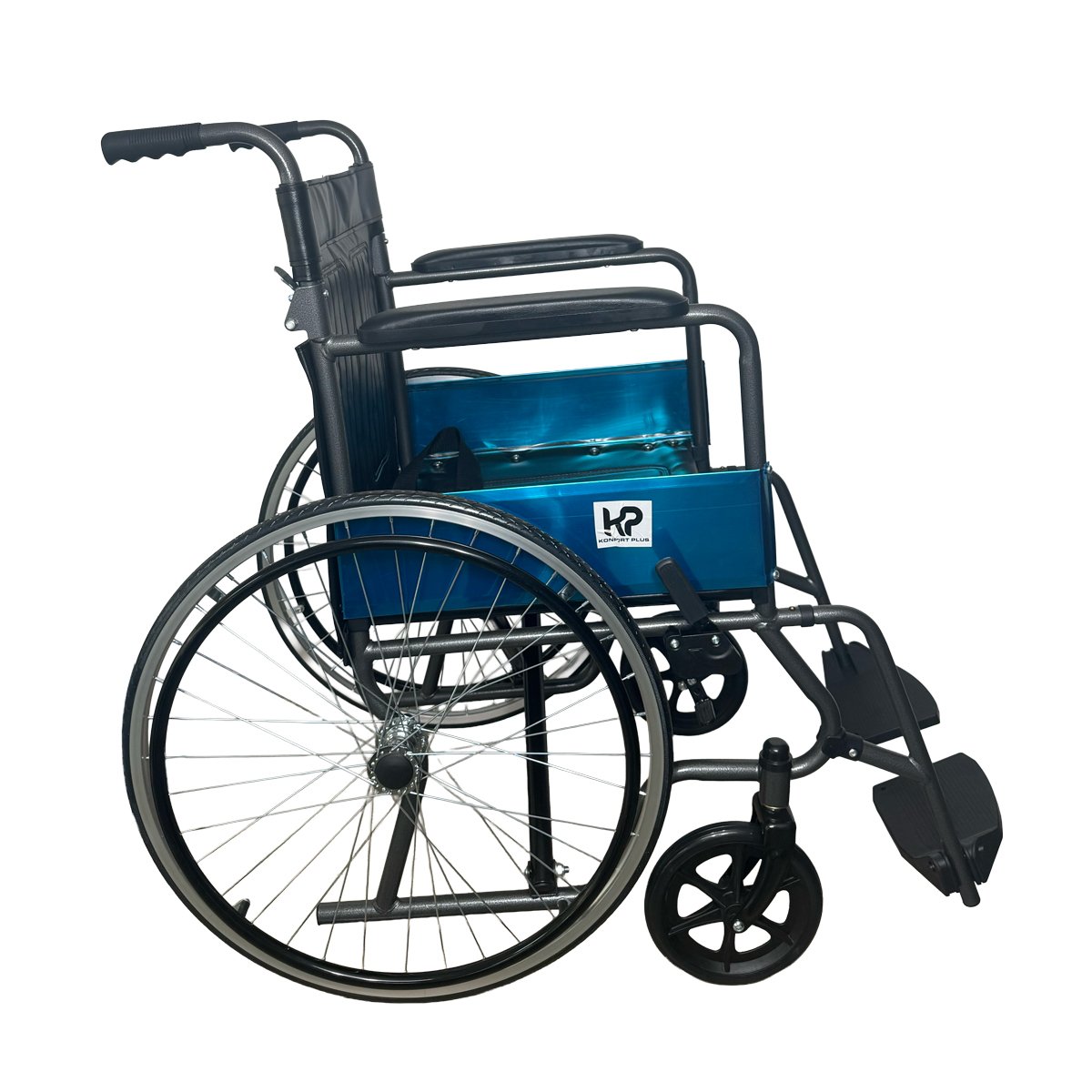 Silla de ruedas estandar llanta maciza desarmable rin radio negro grafito, vista lateral izquierda, estructura metálica negra, respaldo y asiento en tela negra con correa de sujeción negra, apoyabrazos acolchados negros, debajo estructura metalica azul de. Haga clic para ampliar la imagen