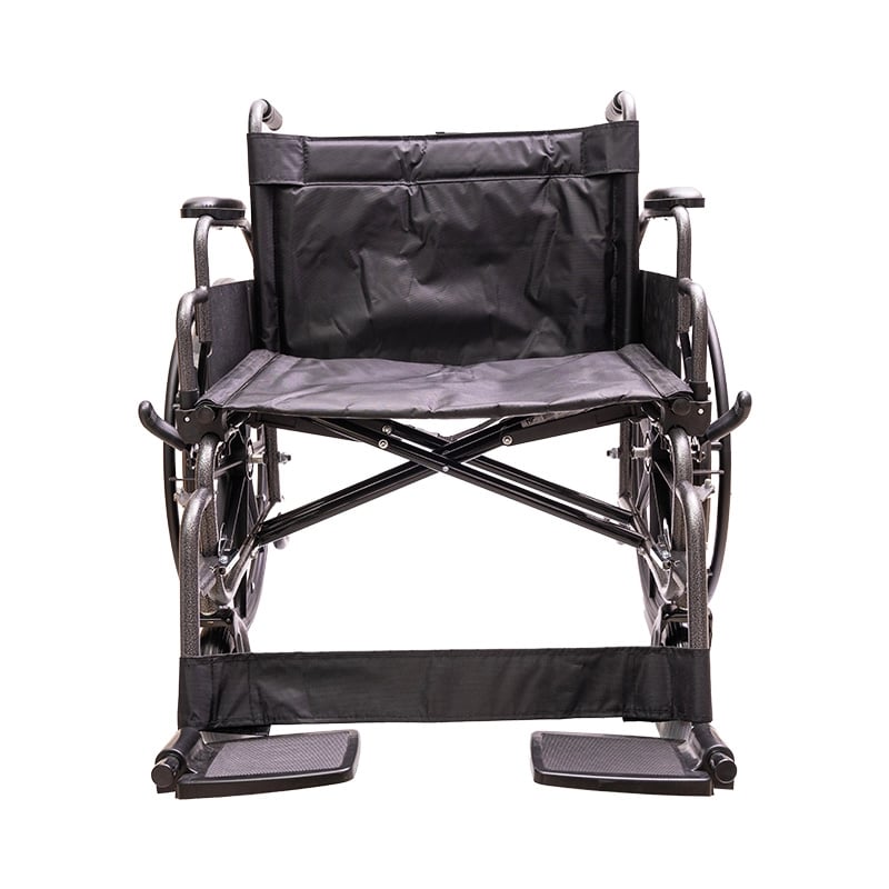 Silla de ruedas bariátrica ancho del asiento de 24, estructura metálica negra. Respaldo y asiento acolchados negros, reposabrazos negros, mango de empuje en los extremos superiores. En la parte inferior reposapiernas y reposapiés negros, ruedas traseras g. Haga clic para ampliar la imagen