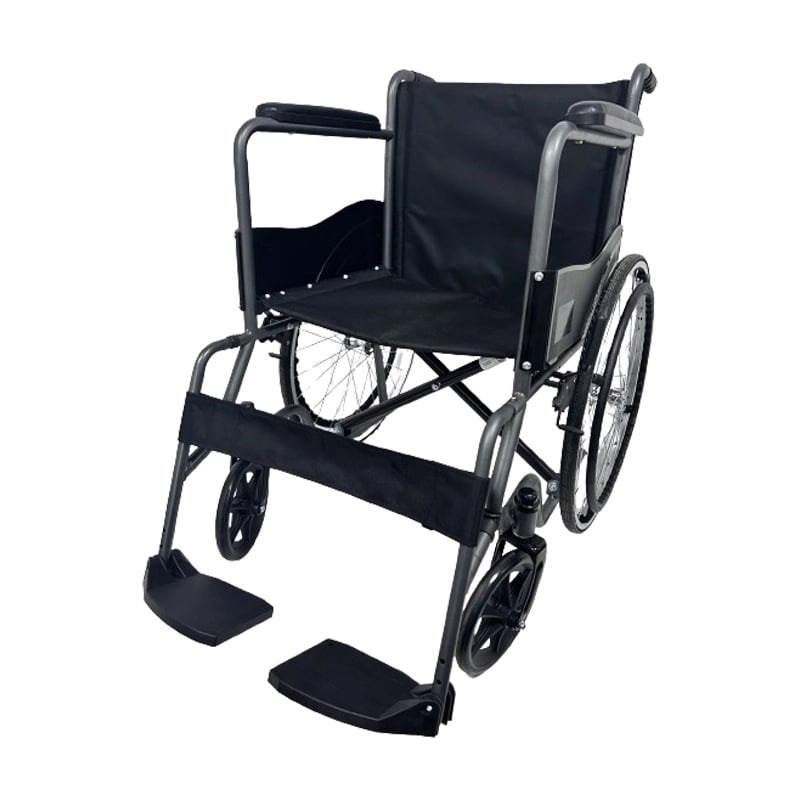 Silla de ruedas, con estructura metálica gris y negra, asiento y respaldo en tela negra, apoyabrazos acolchados negros, ruedas traseras grandes con radios metálicos. Con ruedas delanteras pequeñas giratorias, reposapiés negros y reposapiernas en la parte 