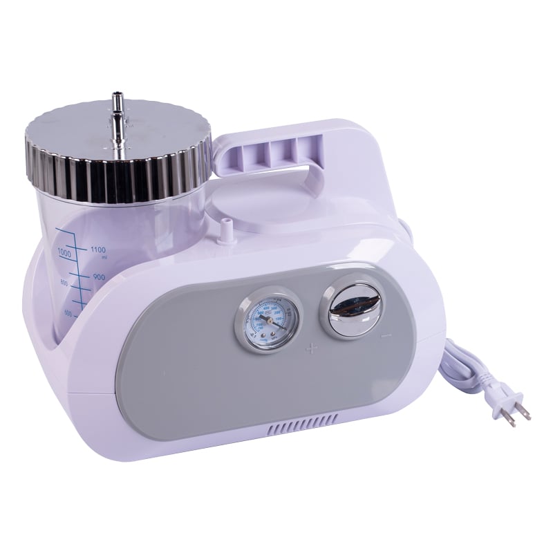 Aspirador de secreciones portatil ads100, de color blanco con frasco recolector transparente graduado hasta 1100ml con tapa metálica plateada, panel frontal gris con manómetro y perilla reguladora, asa de transporte y cable de alimentación.